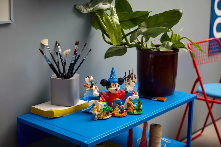 LEGO Ideas 21352 Magic of Disney 12