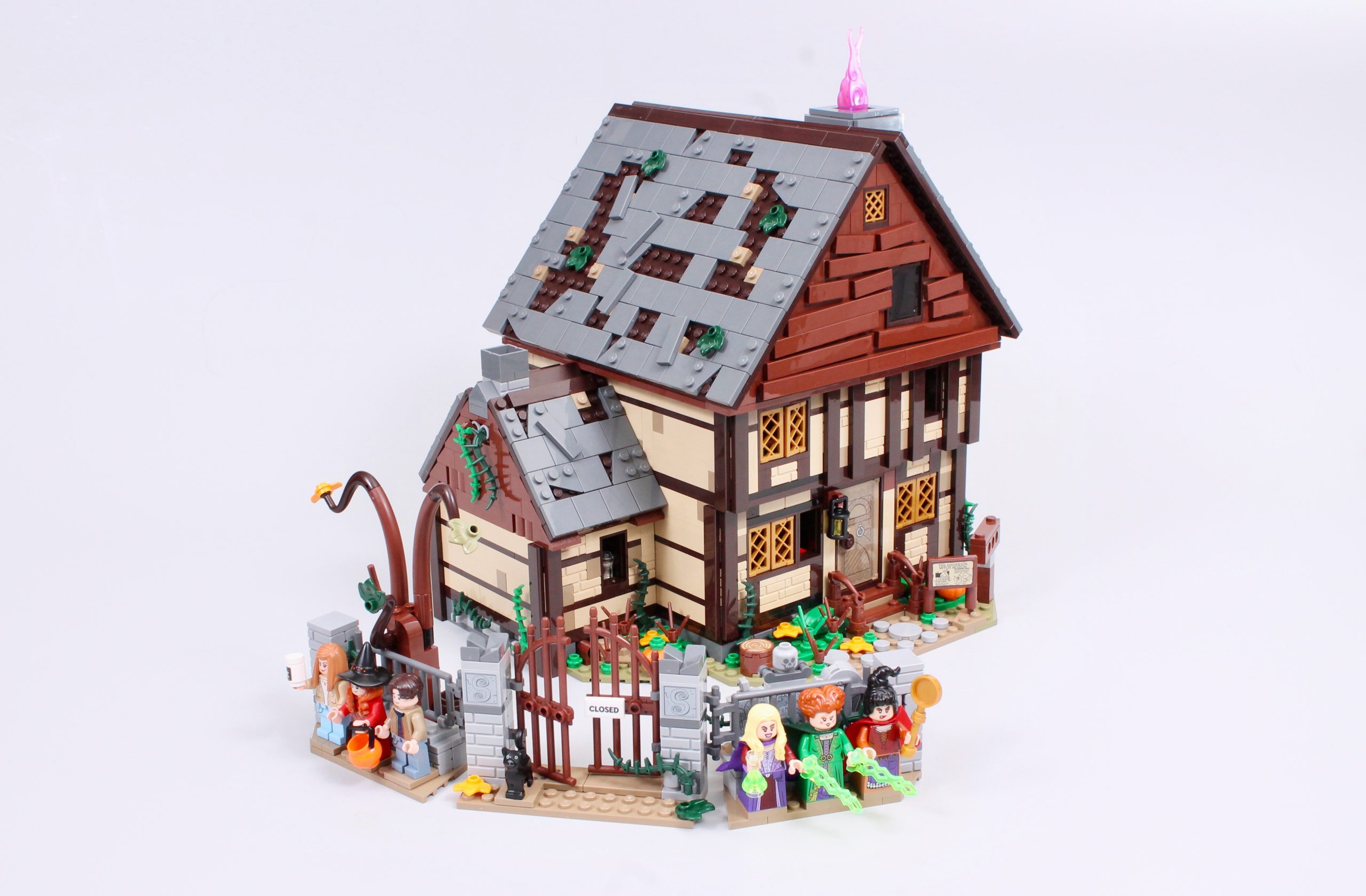 LEGO Ideas 21341 Disney Hocus Pocus The Sanderson Sisters Cottage review 2 scaled