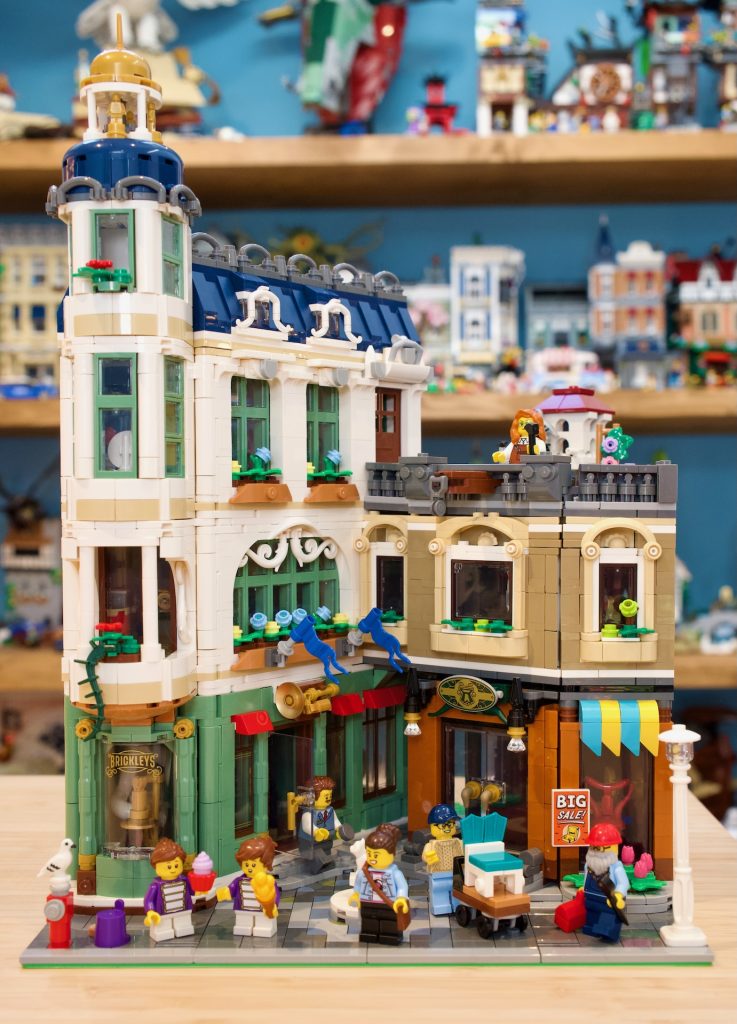 LEGO Icons 11371 Shopping Street review 3 737x1024