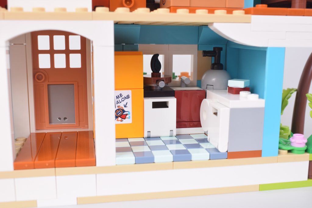 LEGO Disney 43268 Lilo and Stitch Beach House review 8 1024x683