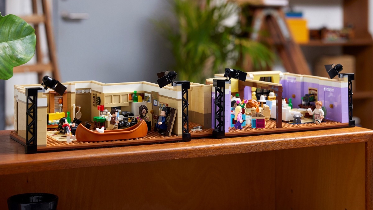 LEGO ICONS 10292 The Friends Apartments lifestyle featured resized 2
