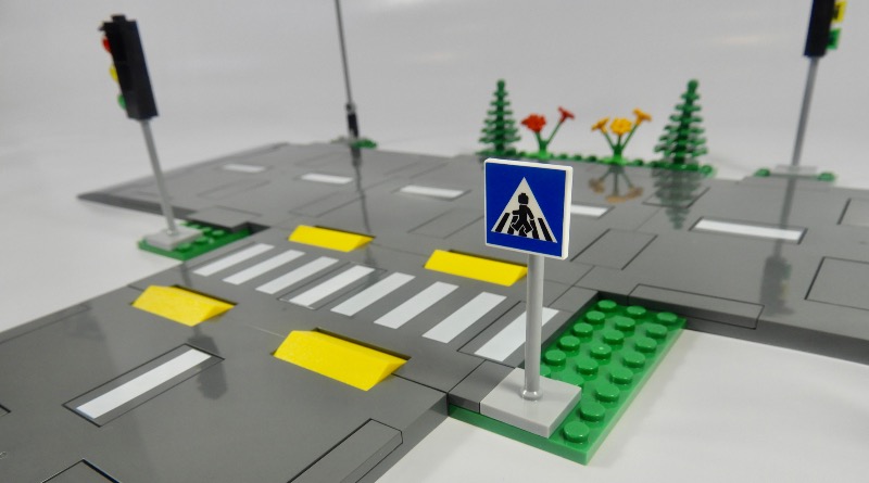 New road plates double up as sand and water in LEGO CITY sets