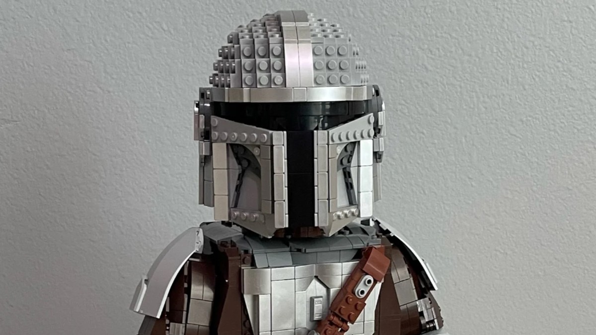 LEGO Star Wars 75328 The Mandalorian Helmet makes a good minifigure head