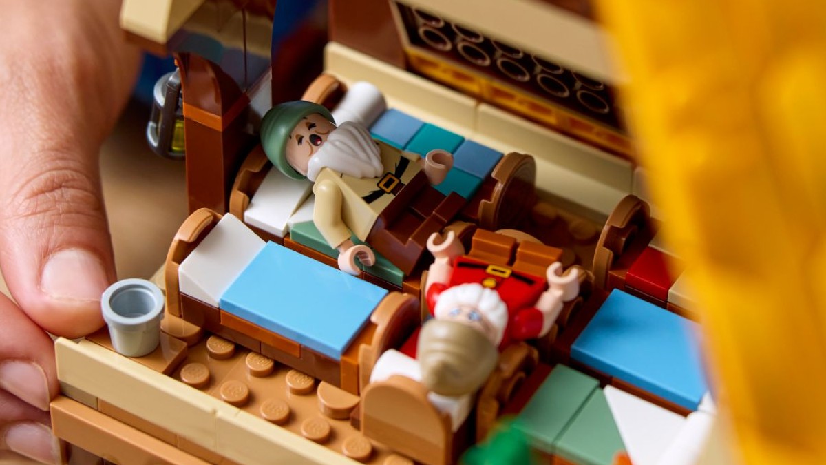 43242 Snow White Cottage offers the latest noseless LEGO Disney minifigures