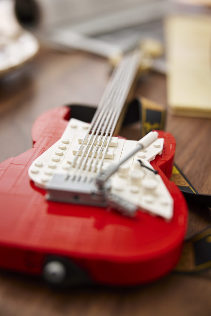 LEGO Ideas 21329 Fender Stratocaster 29
