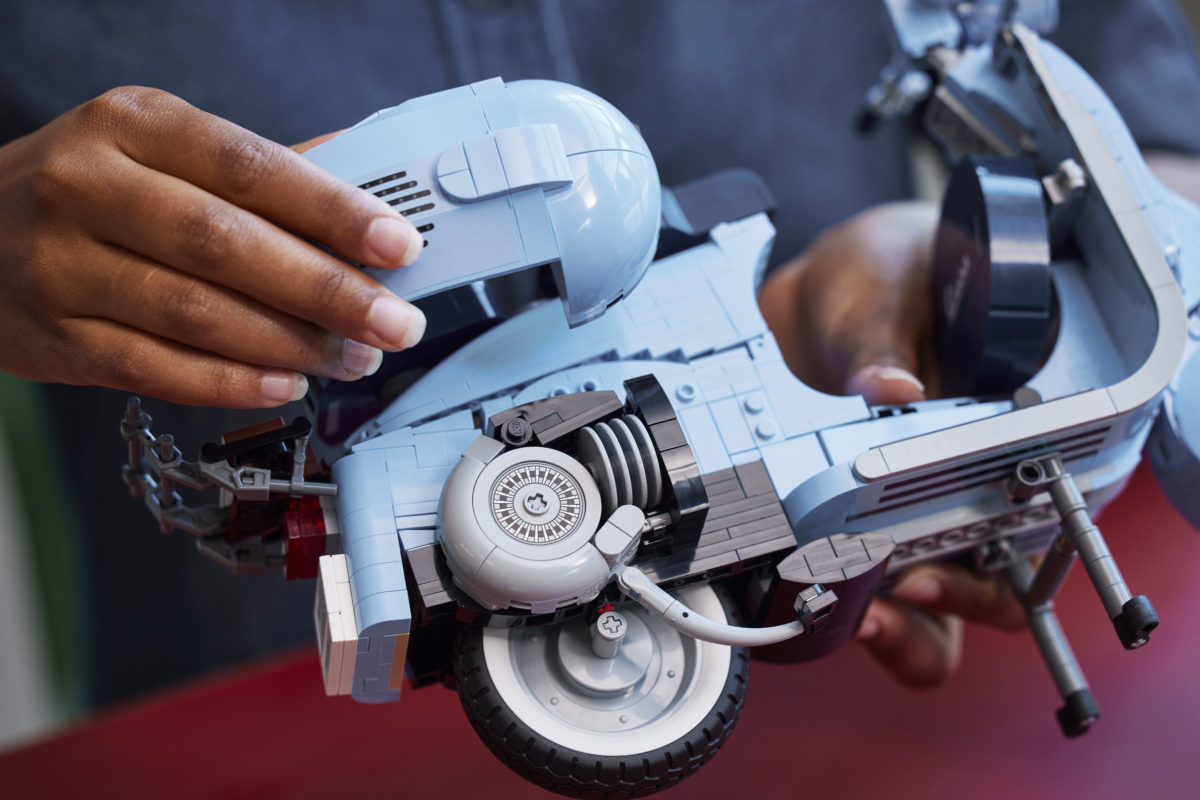 LEGO Creator Expert 10298 Vespa 125 scooter 19