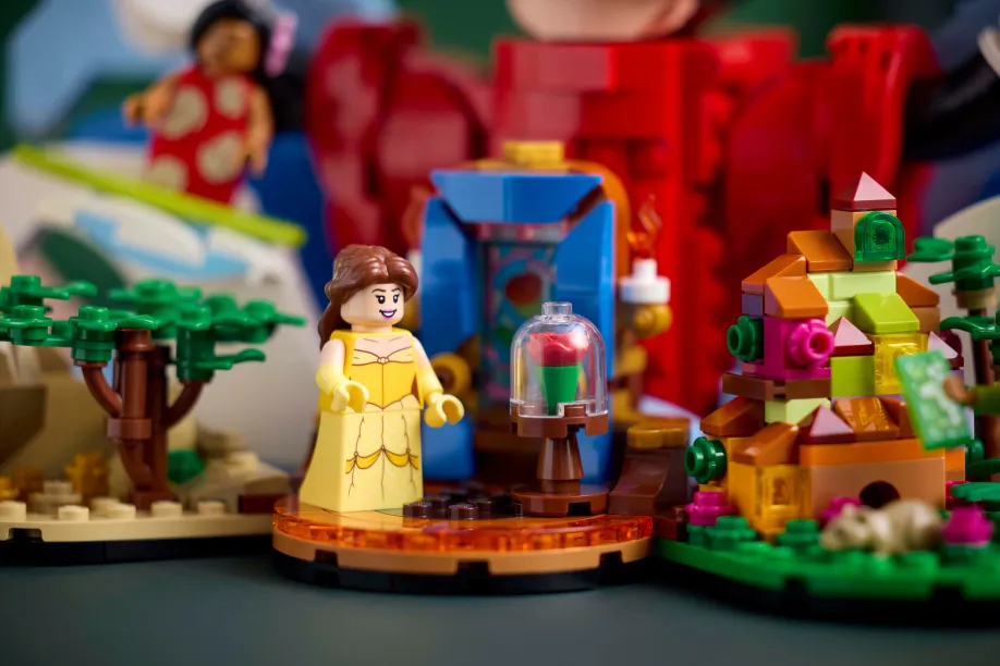 LEGO Ideas 21352 Magic of Disney 09