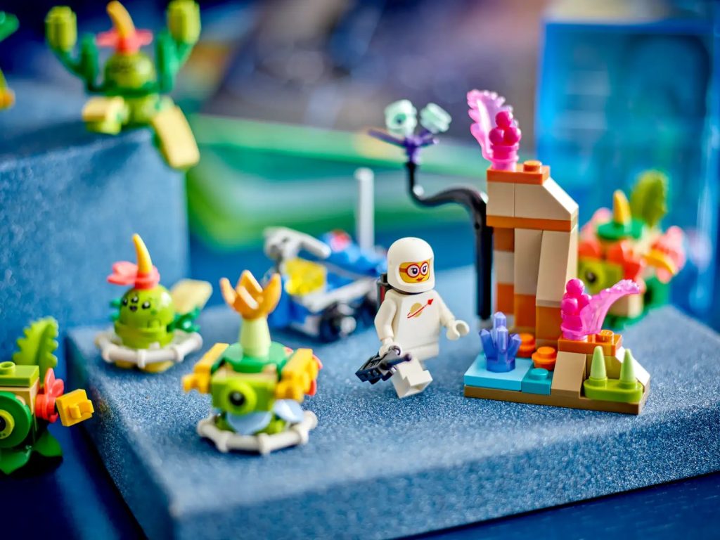 LEGO 40715 Alien Pack Lifestyle 2 1024x768