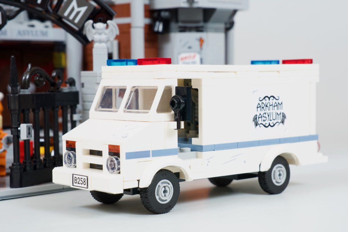 LEGO Batman DC 76300 Arkham Asylum mod 9 1200x800