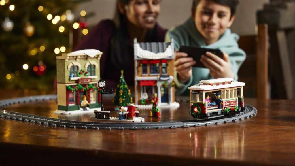 LEGO icons 10308 Holiday main street motorised featured 1 1024x576