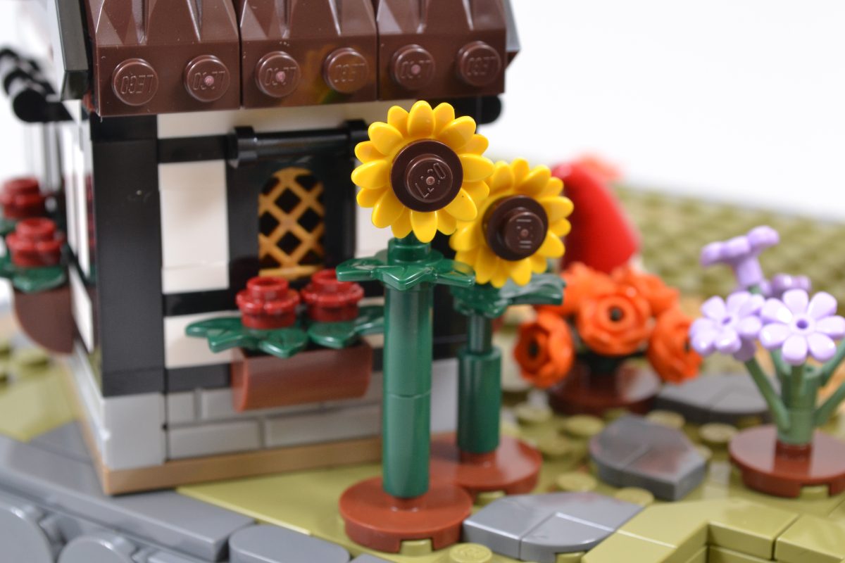 LEGO Icons 11372 Autumn Cottage Garden 10 1200x800