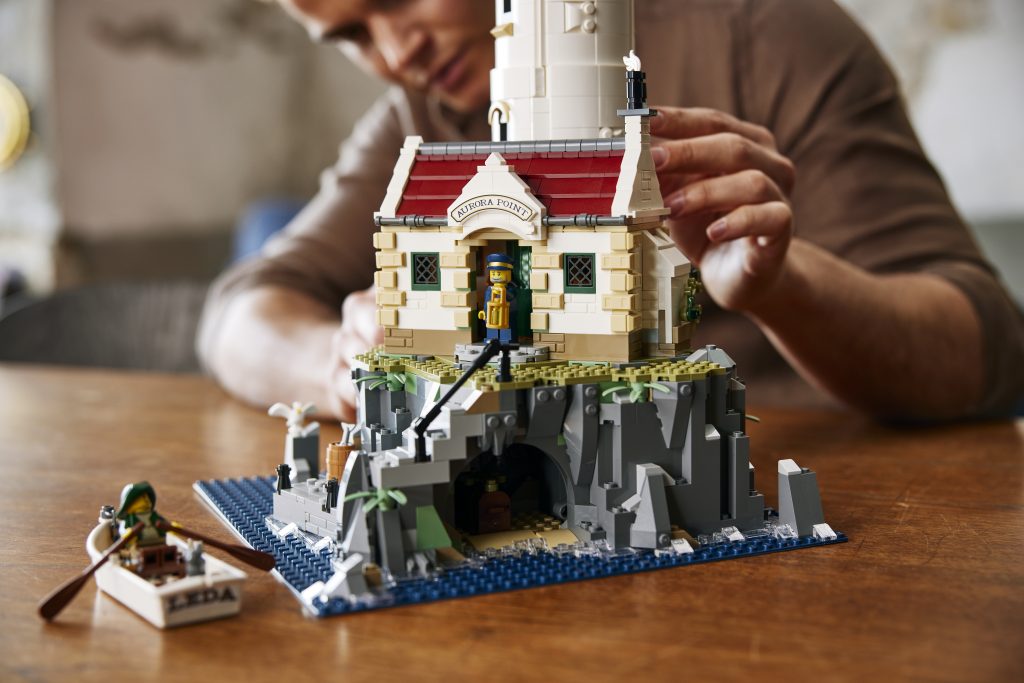 LEGO Ideas 21335 Motorised Lighthouse minifigures 1024x683