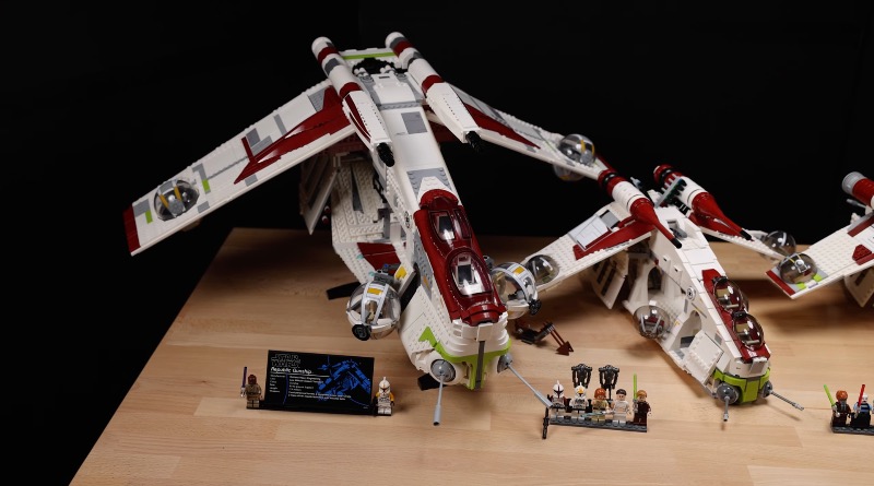 Comparing LEGO Star Wars Republic Gunships, from 2002 to 2021