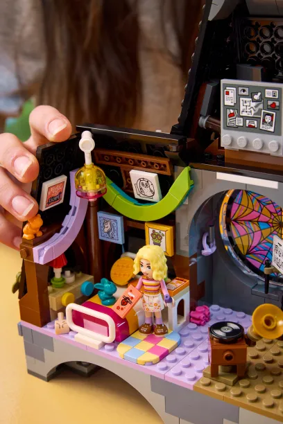 LEGO Wednesday 76781 Wednesday Enids Dorm Room 10