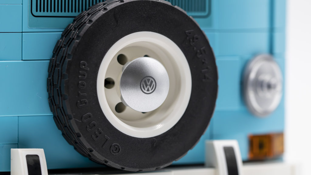 LEGO 10279 Volkswagen T2 Camper Van 18