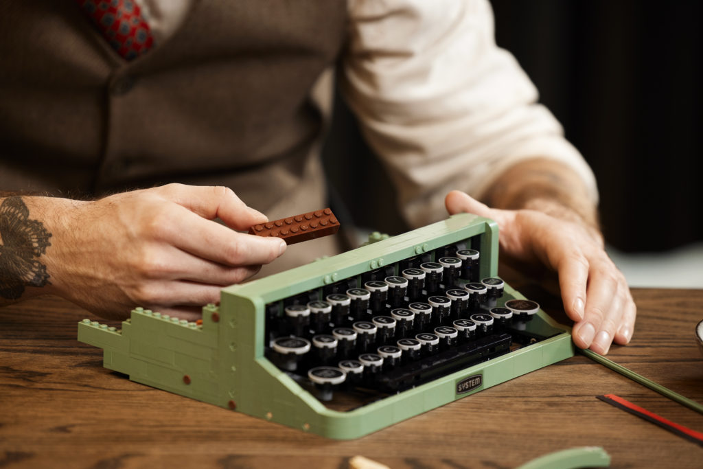 LEGO Ideas 21327 Typewriter lifestyle 6
