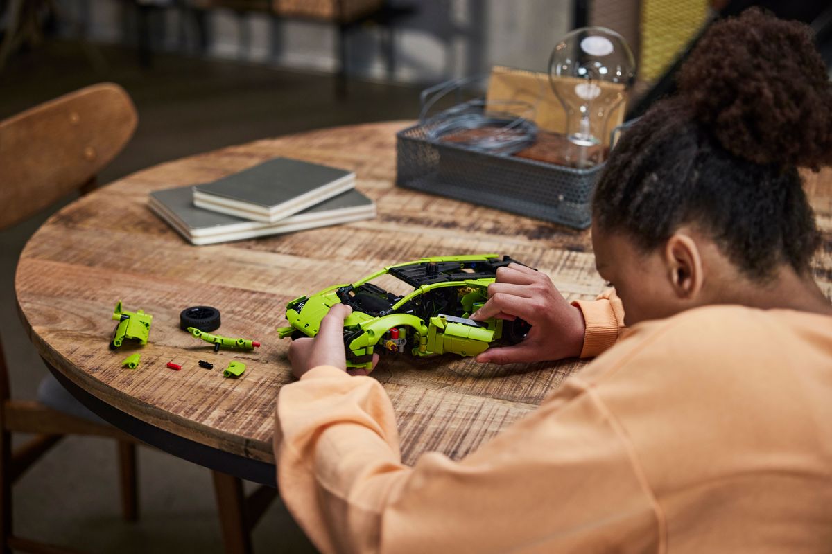 LEGO Technic 42161 Lamborghini Huracan Tecnica 8