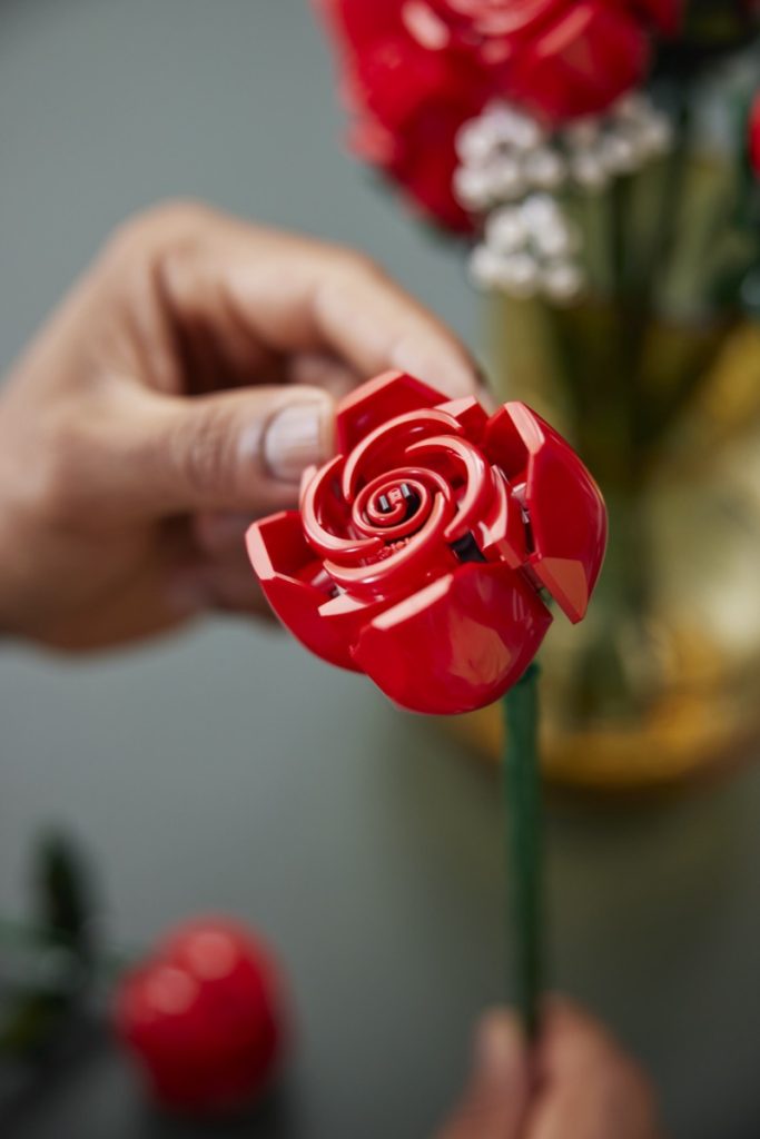 LEGO Icons 10328 Bouquet of Roses13 683x1024